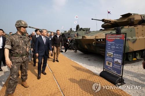 한미 화력시범 '직관'한 폴란드 국방장관 "인상적" 감탄 연발