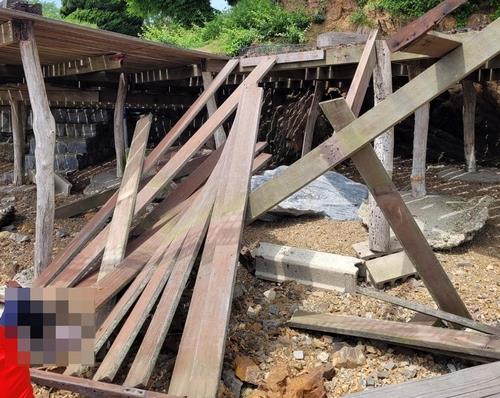 테라스 무너져 12명 다친 인천 농원…공유수면 불법 사용