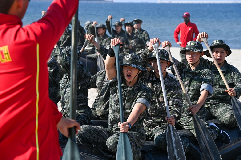 "직업 군인은 어떤가요"…학생 300여명 해병대서 병영체험