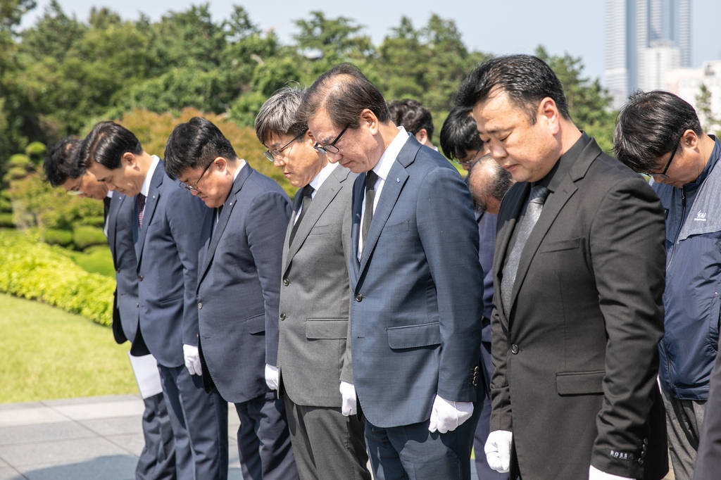 KAI 임직원, 호국보훈의 달 맞아 유엔기념공원 참배