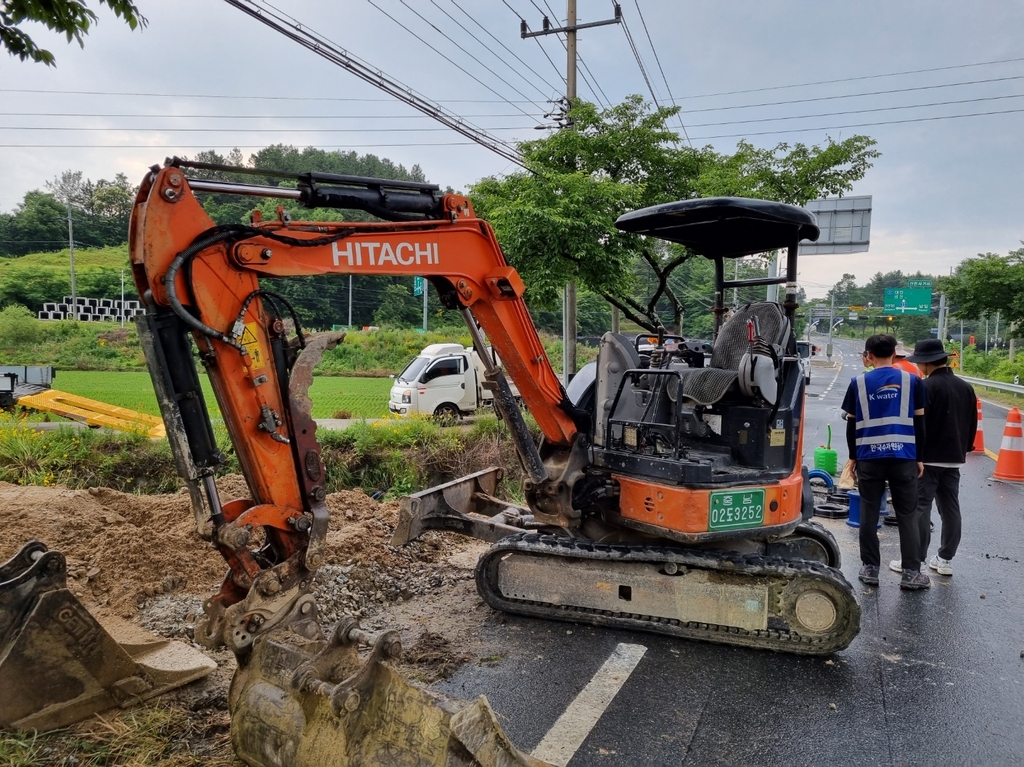 충남 금산 남일면 상수관 누수…400여가구 단수 이어져