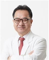 "고용량 비타민D, 낙상 예방 효과없다…오히려 위험 높일수도"