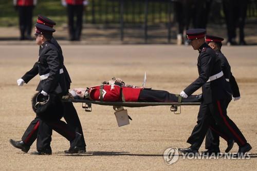 찰스왕 생일 리허설하다…털모자 쓴 근위병들 땡볕 실신