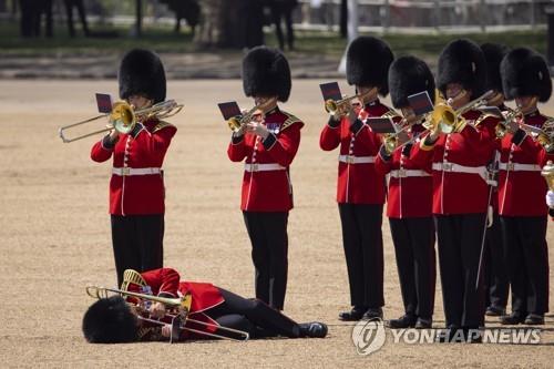 찰스왕 생일 리허설하다…털모자 쓴 근위병들 땡볕 실신