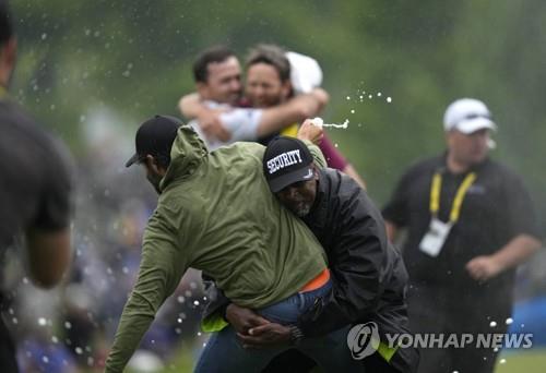 PGA 캐나다오픈 우승자보다 더 뜬 '태클 당한 동료 선수'