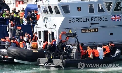 영국해협 건넌 불법 이민자 하루에만 616명…올해 최다 기록