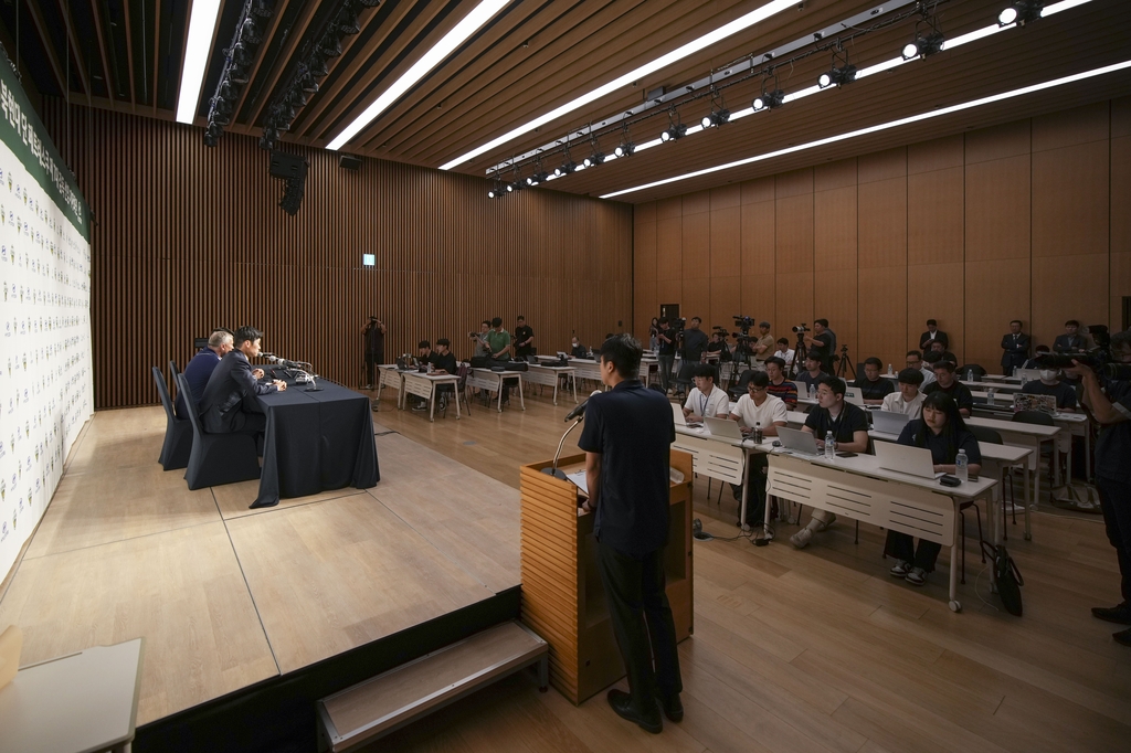 17번 팀 옮긴 K리그1 전북 신임 감독 "여기선 10년 있겠다"(종합)