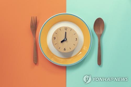 "식사시간 앞당기는 간헐적 단식, 혈당조절·당뇨 예방 효과"