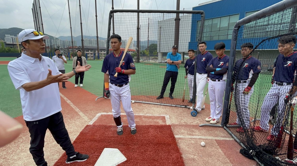 김용달 KBO 재능기부위원, 한국 찾은 중국 팀에 타격기술 전수