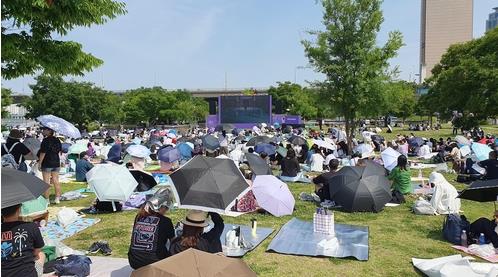 여의도 BTS 30만·잠실 14만…30도 더위에 우산·손선풍기(종합)