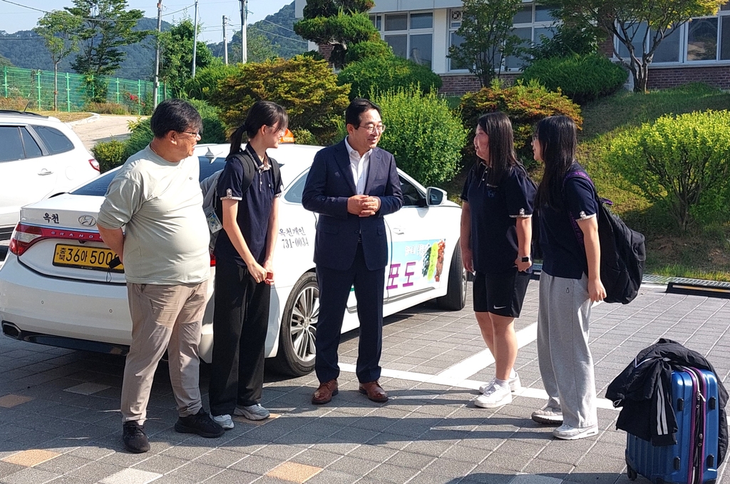 "통학 걱정 끝" 택시 타고 학교 가는 옥천 고교생들