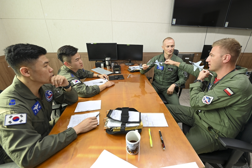 한국서 교육받은 폴란드 조종사들 "TA-50 저희 기대를 뛰어넘어"