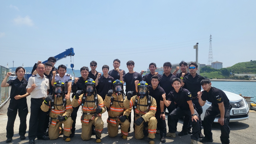 '훈련은 실전 처럼'…울산해경·소방, 선박 화재 대응 합동 훈련