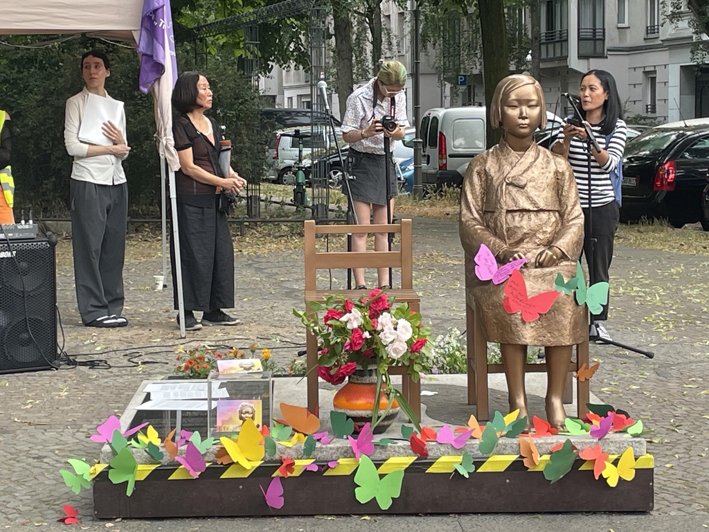 "일본군 성폭력에는 시효가 없다" 베를린 소녀상앞 집회