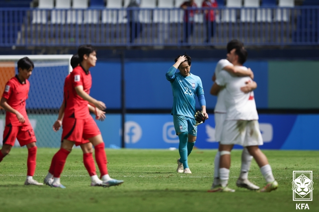 한국 U-17 축구대표팀, 이란에 0-2 패배…조2위로 아시안컵 8강