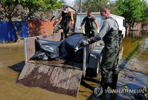 젤렌스키 "러, 카호우카 댐 붕괴 희생자 시신 찾아내 숨겨"