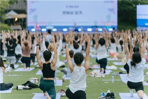 '몸과 마음을 치유하는 여행'…ACC 요가 축제 성황