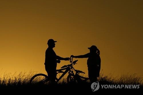 펄펄 끓는 지구촌…폭염 사망자 속출에 각국 대응 비상