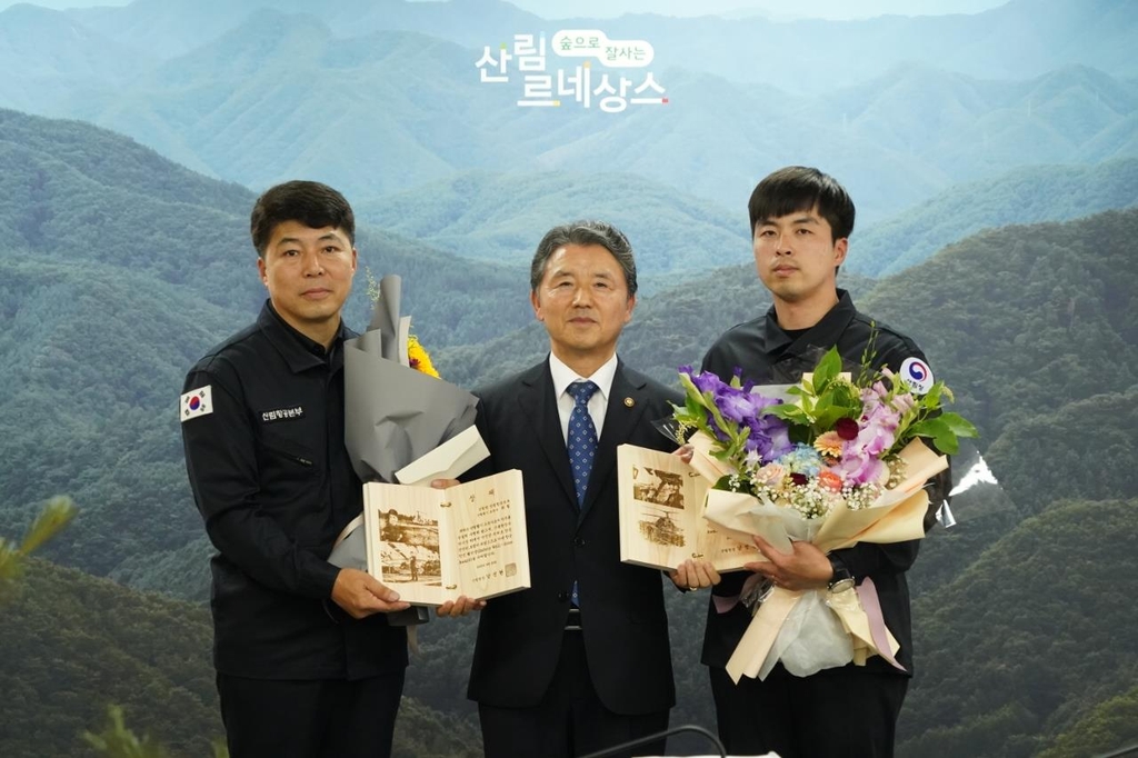 '피해막으려 예방착륙' 제주산림항공본부 헬기조종사들에 웰던상