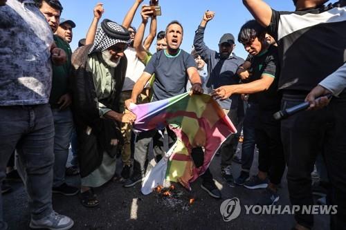 쿠란 소각 남성 "수천건 살해협박 받아…쿠란 또 불태울 것"