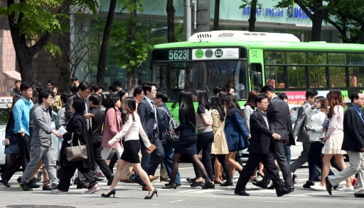 물가 상승 '직격탄'…60세 이상 중산층 '휘청'