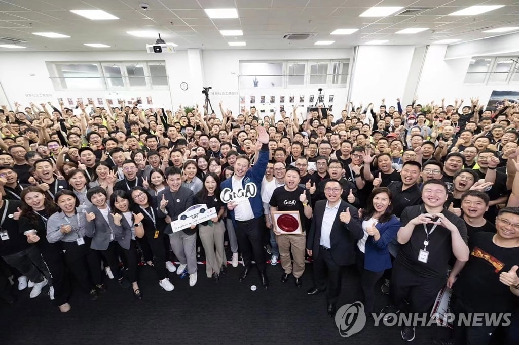 중국 상하이 테슬라공장 방문한 머스크 "최고 품질 자동차"