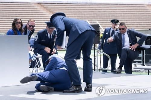 바이든 美 대통령, 또 '꽈당탕'…모래주머니에 발 걸려 '망신'