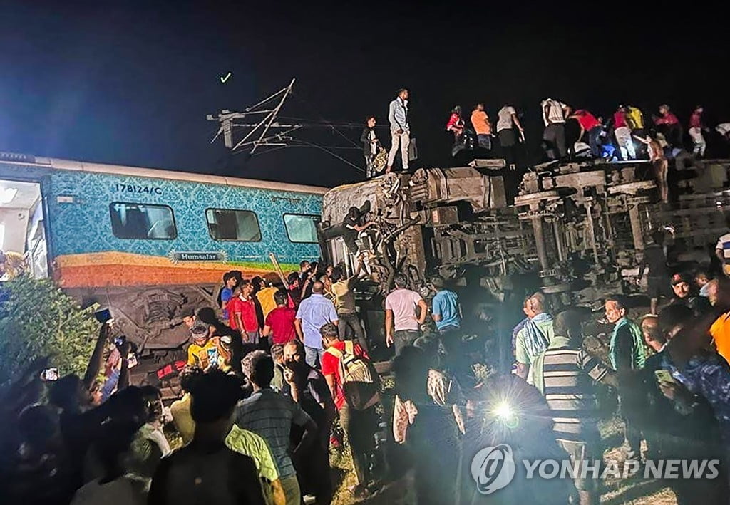 인도 동북부서 여객열차 충돌 참사..."사망자 최소 120명"