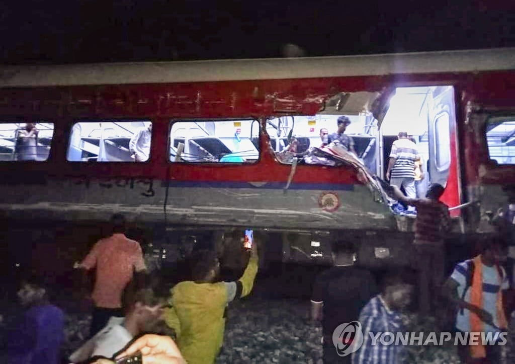 인도 동북부서 여객열차 충돌 참사..."사망자 최소 120명"
