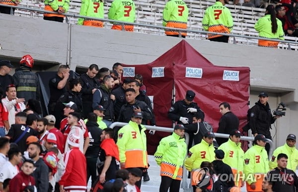 축구 경기 중 관중 추락사…축구장 발칵