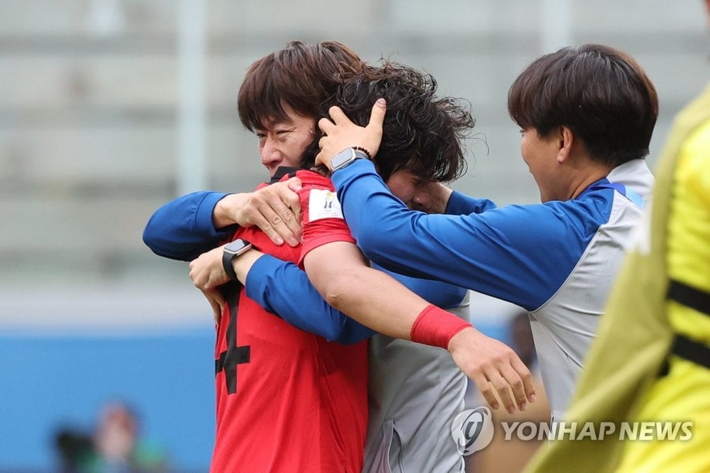 "포기 말고 한국의 힘 보여주자"…4강행에 김은중 감독 '울먹'