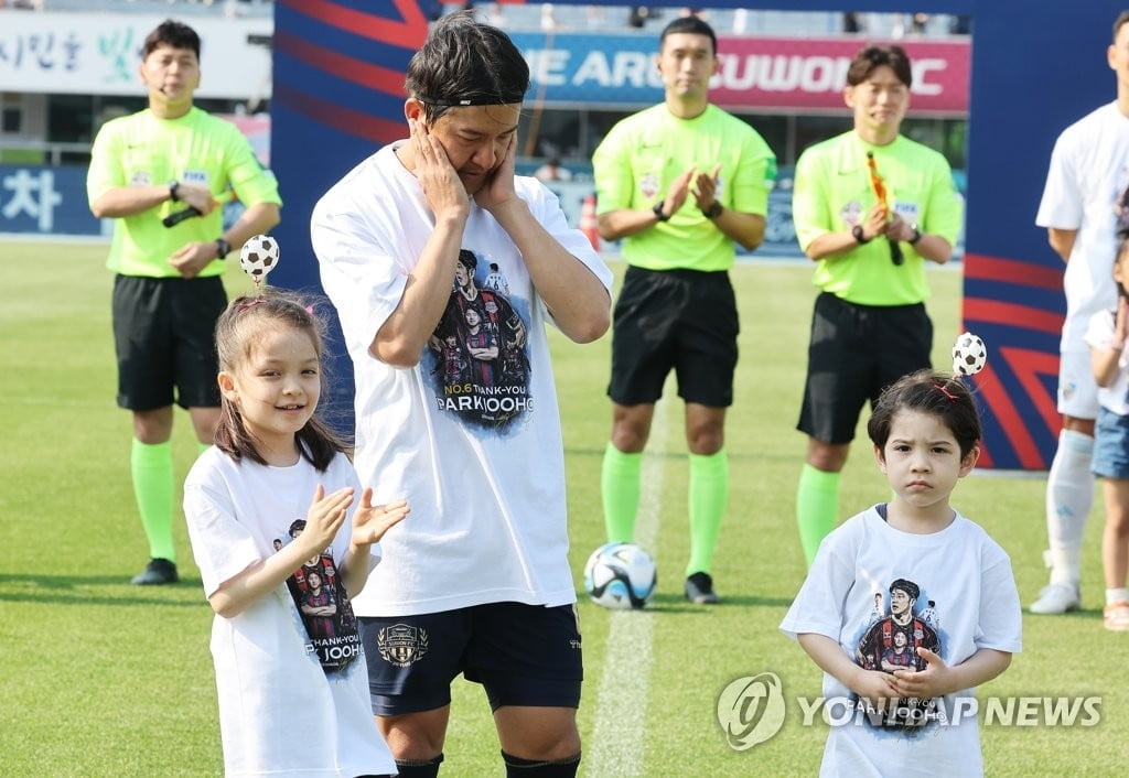 '슈퍼맨' 박주호 은퇴식…나은·건후도 떴다