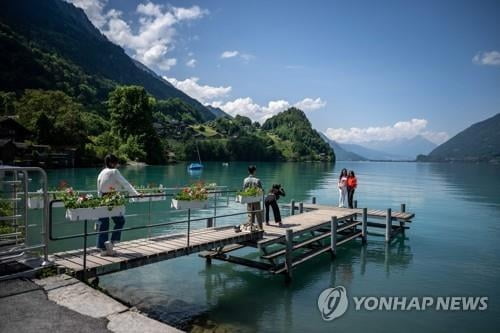 "현빈이 여기서 피아노를"...북새통 된 호수마을