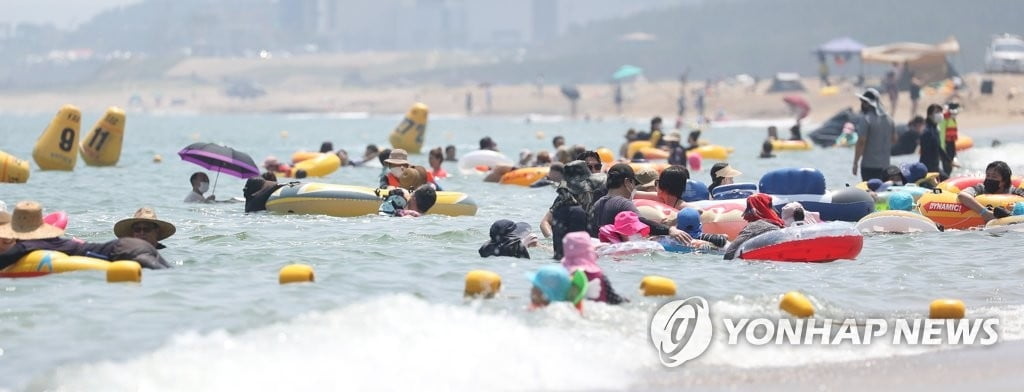 '오염수 공포'에 발길 끊길라...해수욕장 방사능 잰다