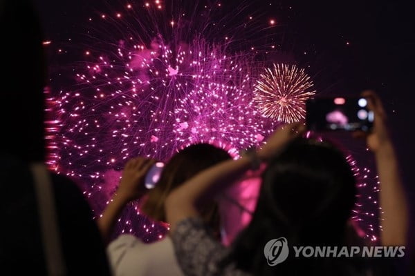 보랏빛 수놓은 서울 하늘…전세계 153만명 봤다