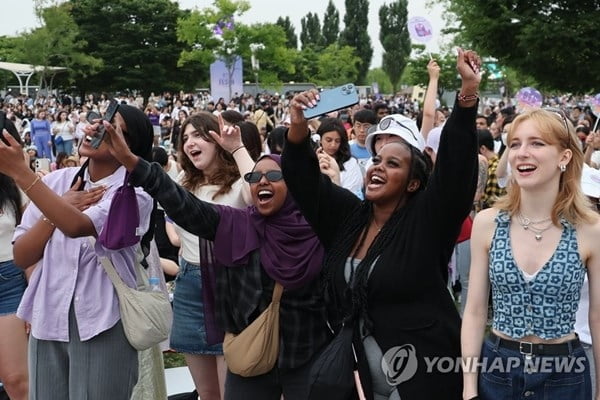 보랏빛 수놓은 서울 하늘…전세계 153만명 봤다