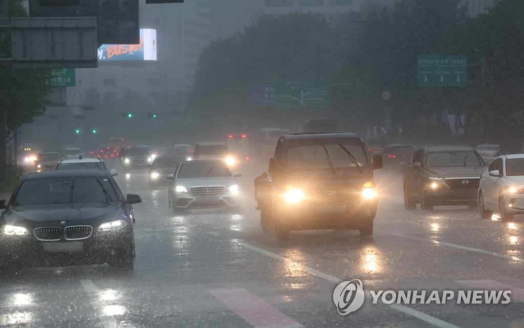 장마철 이렇게 운전해야 피해 줄인다