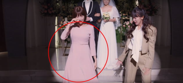 임윤아, 절친 결혼식서 축무·눈물…35만원대 원피스로 꾸민 하객 패션