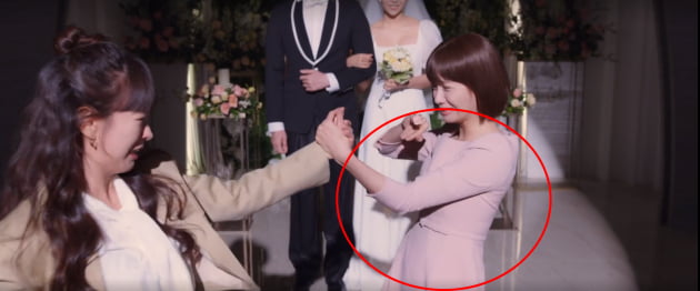 임윤아, 절친 결혼식서 축무·눈물…35만원대 원피스로 꾸민 하객 패션