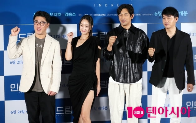 [TEN포토] 신재호 감독-서효림-오지호-김승수 '힘찬 파이팅!'