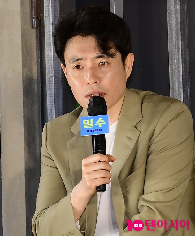 [TEN포토] 류승완 "저는 완벽주의자 아닌데..."