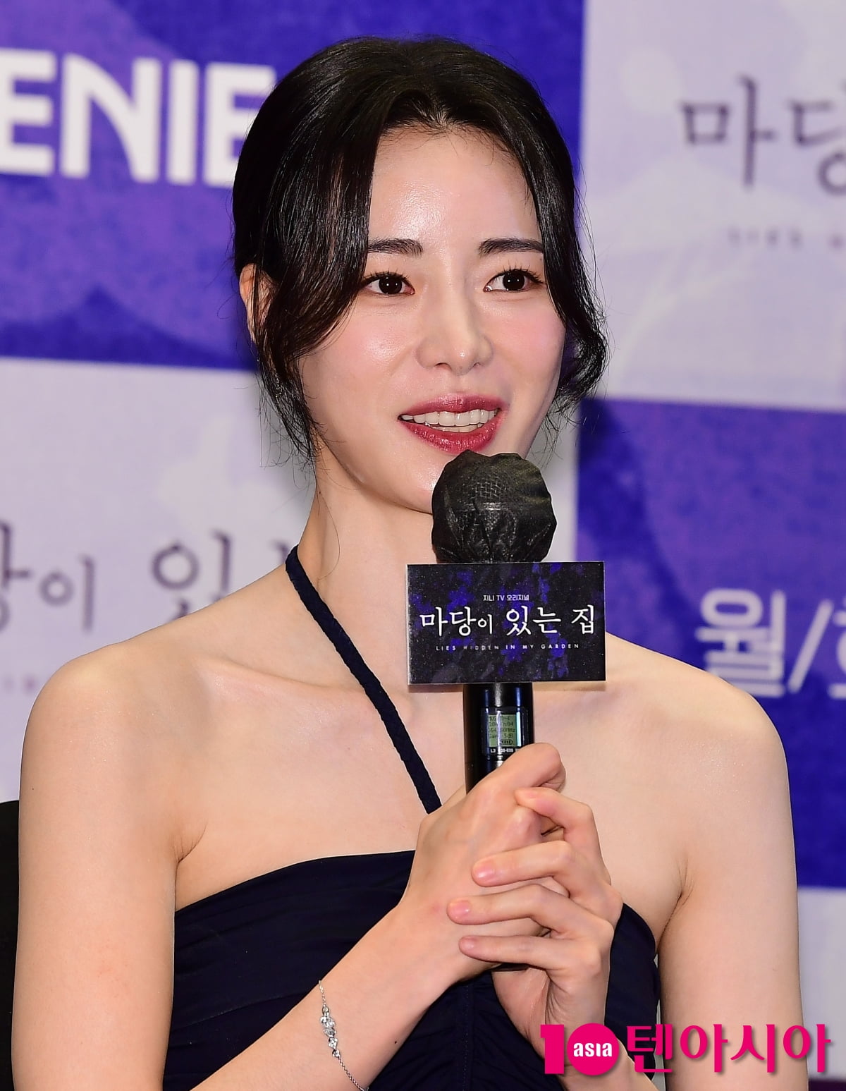 '이도현♥' 임지연, 119만원 홀터넥 드레스로 미모 완성…블랙 스완의 탄생