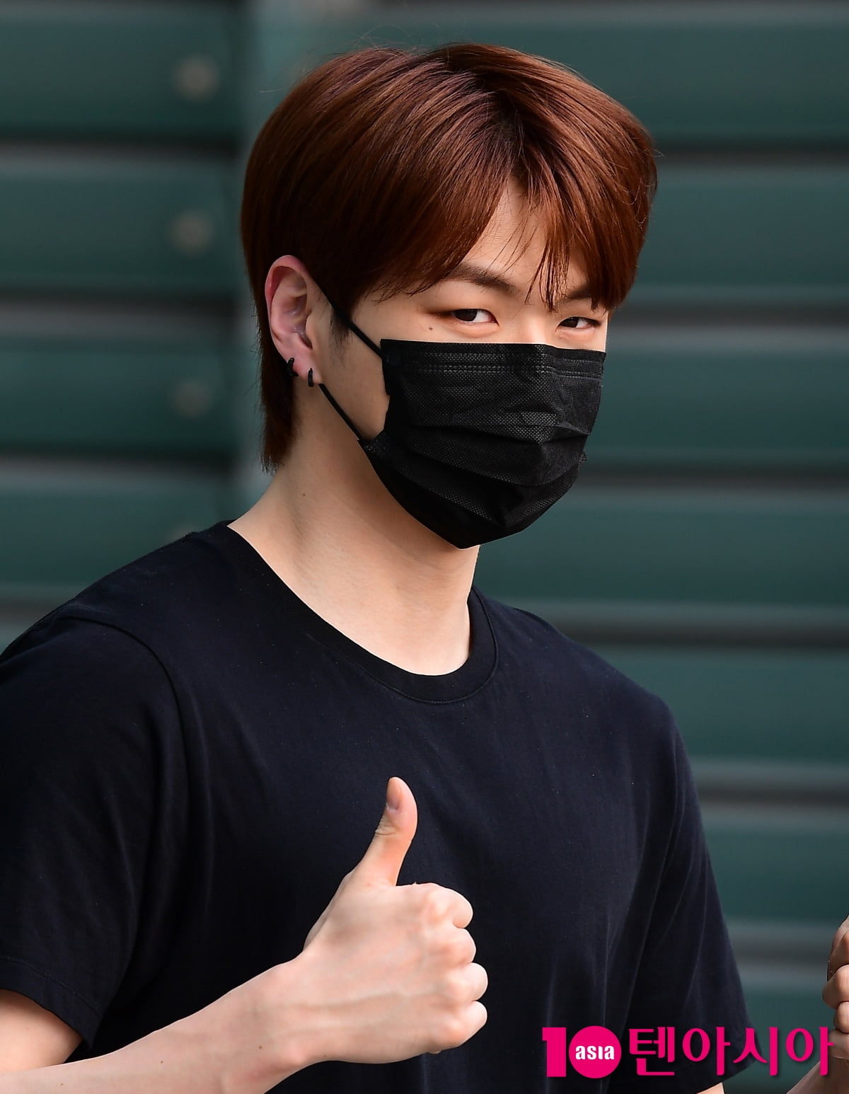 [TEN포토] 강다니엘 '마스크로 가려도 잘생김'