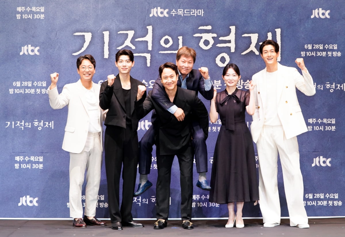 오만석, 배현성, 정우, 박찬홍 감독, 박유림, 이기우 /사진제공=JTBC