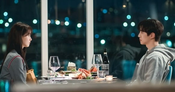 이준호·임윤아, 이건 커플 아닌가요?…럭셔리 레스토랑 데이트→커플룩('킹더랜드')