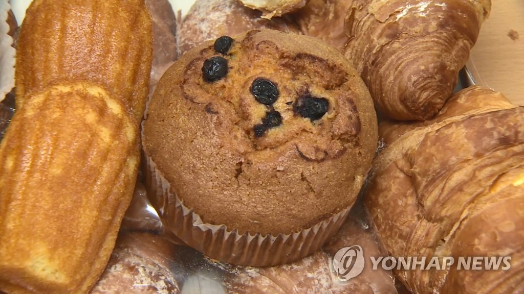 '빵에서 이물질이 나왔다'…업주 협박 돈 뜯어낸 50대 구속