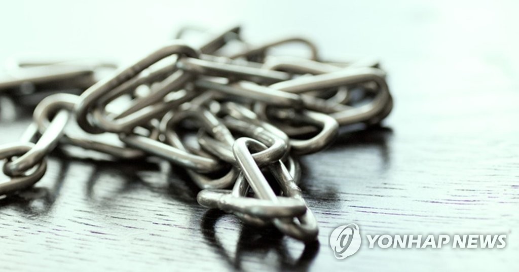 놀이터에 쓰러진 남성 목에 감긴 쇠사슬…어떤 사연이