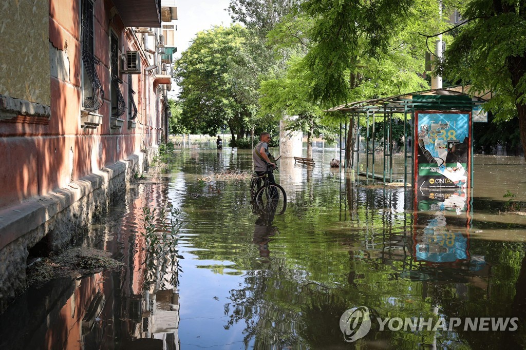 전투만큼 치열한 여론전…가스관·바흐무트 이어 댐폭파 공방