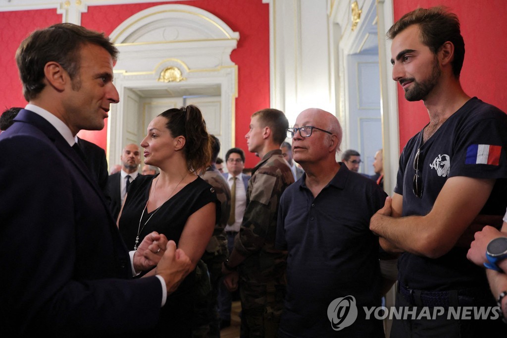 "약자 보호는 본능"…몸 던져 흉기테러 저지한 프랑스 청년