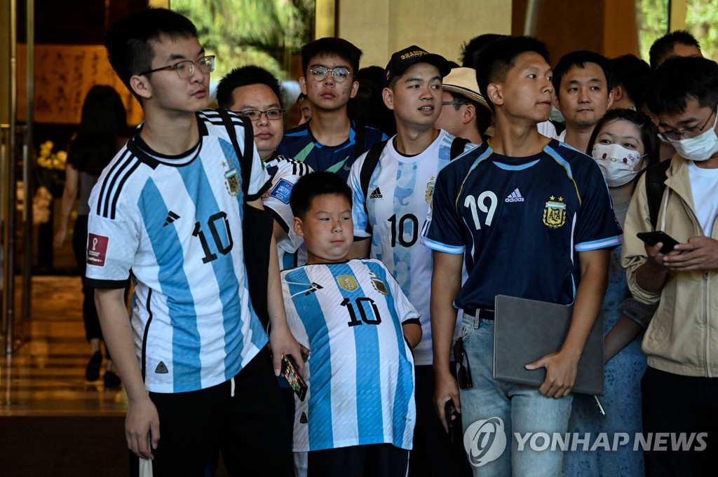 메시 6년만의 방문에 中 들썩…'메시와 찰칵' 사기광고까지